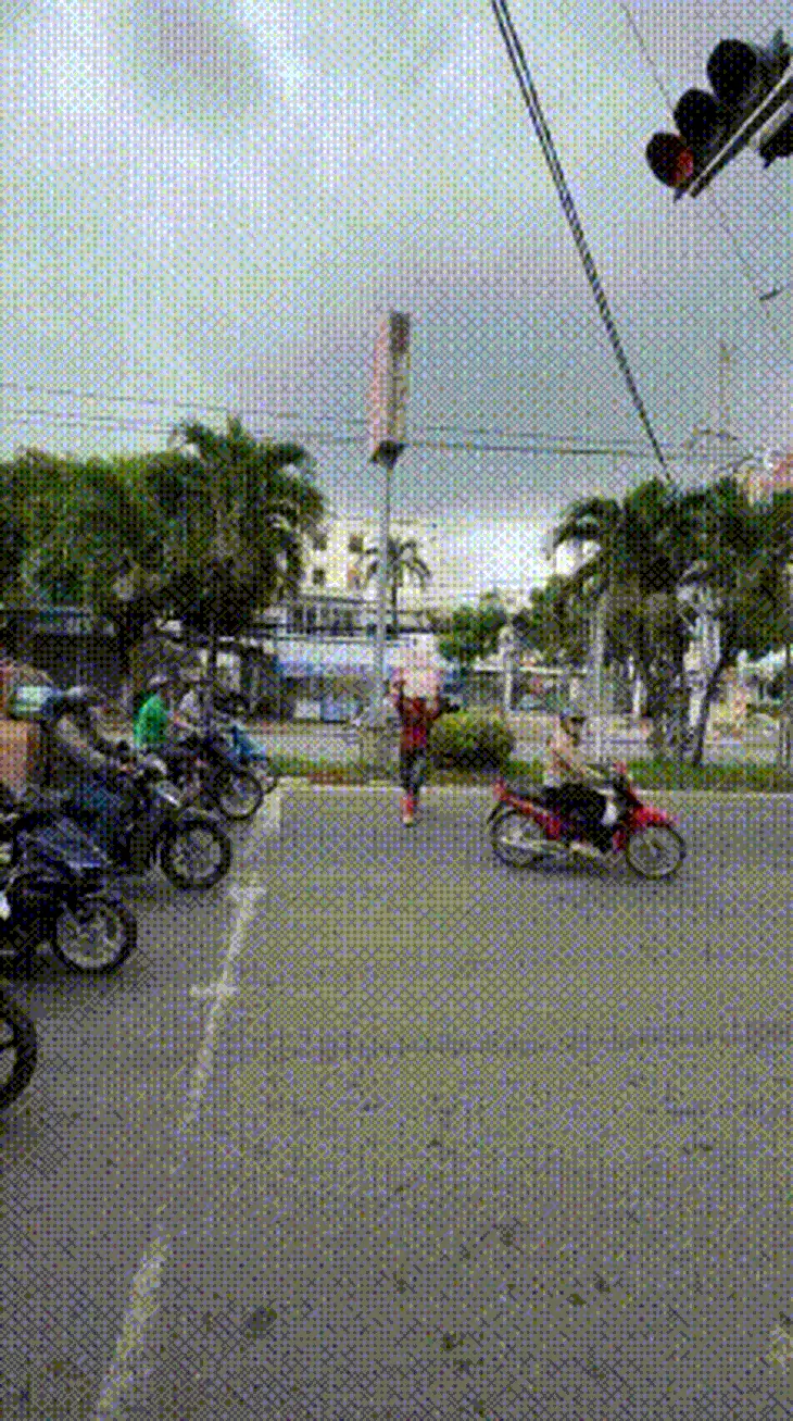 Hóa thân thành ‘người nhện’ quảng cáo lố lăng giữa đường và trường học- Ảnh 1. Công an mời ‘người nhện’ quảng cáo lố lăng giữa đường và trường học - Ảnh 1.