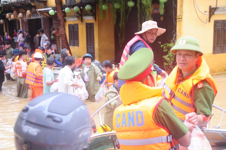 Cảnh tượng 'ken kín' người khác thường ở phố cổ Hội An trong lũ lịch sử - Ảnh 2.