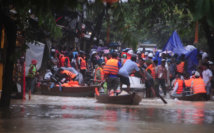 Khách nước ngoài bối rối trước cảnh ngập lụt lịch sử ở Hội An - Ảnh 9.