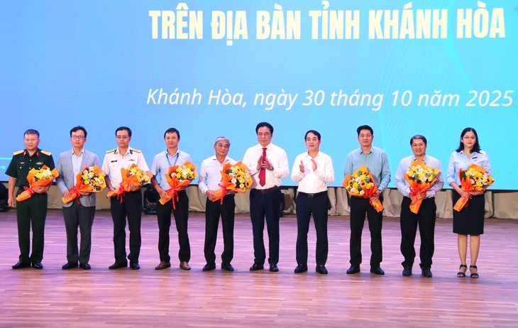 Khánh Hòa đưa giảng viên, sinh viên về xã, phường hỗ trợ công nghệ thông tin, chuyển đổi số, KPI - Ảnh 1.