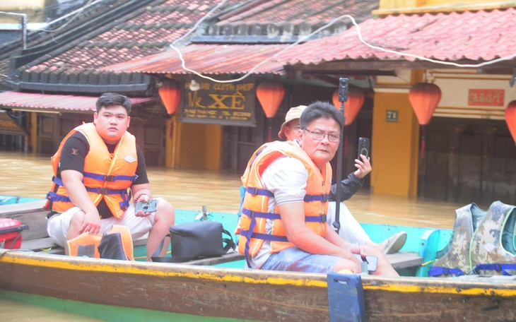 Phó Thủ tướng Hồ Quốc Dũng: Quảng Ngãi lo cho dân vùng lũ, khẩn trương thông tuyến - Ảnh 4.