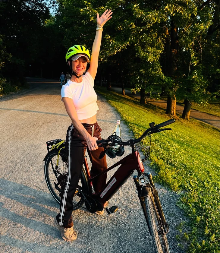 Katy Perry mê pickleball, ăn thực phẩm hữu cơ giữ vóc dáng - Ảnh 4.