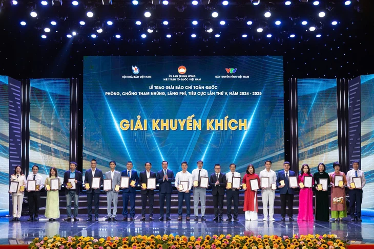 Thủ tướng Phạm Minh Chính trao giải A cho các tác giả đạt giải báo chí phòng, chống tham nhũng - Ảnh 4.