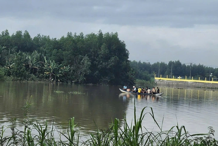 Một người mất tích, một người được cứu sống giữa dòng nước lũ ở Quảng Ngãi - Ảnh 3.