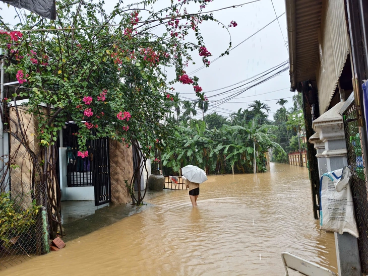Nước lũ thượng lưu Vu Gia - Thu Bồn xuống chậm, hạ lưu nhà dân vẫn ngập trên 1m - Ảnh 7.