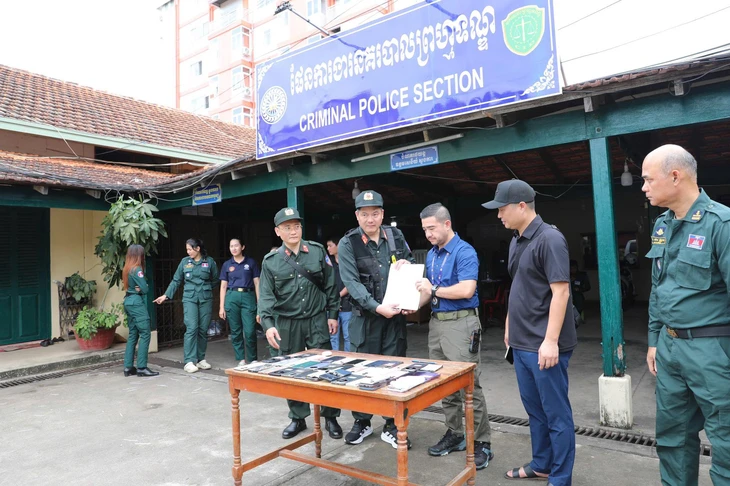 Hình ảnh công an Việt Nam đột kích sào huyệt lừa đảo qua mạng hơn 300 tỉ đồng ở Campuchia - Ảnh 8.