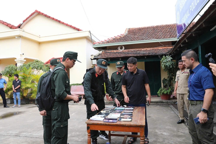 Hình ảnh công an Việt Nam đột kích sào huyệt lừa đảo qua mạng hơn 300 tỉ đồng ở Campuchia - Ảnh 4.