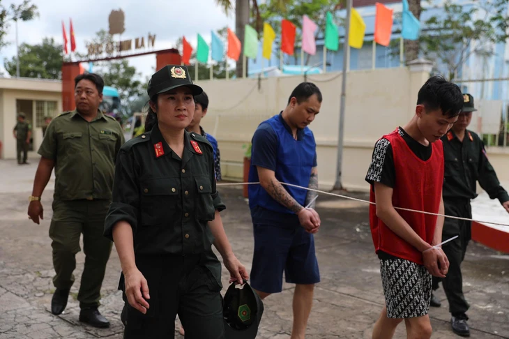 Hình ảnh công an Việt Nam đột kích sào huyệt lừa đảo qua mạng hơn 300 tỉ đồng ở Campuchia - Ảnh 6.