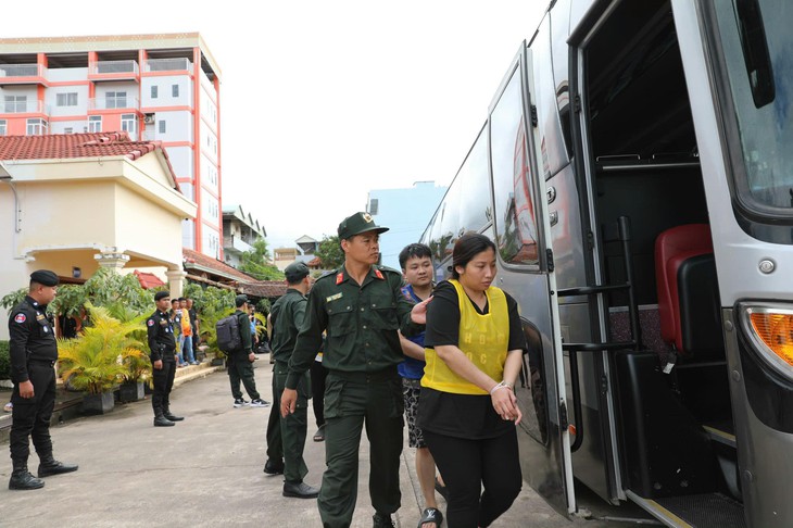 Hình ảnh công an Việt Nam đột kích sào huyệt lừa đảo qua mạng hơn 300 tỉ đồng ở Campuchia - Ảnh 7.