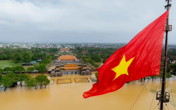 Nước ngập nữa nhà, người dân Huế vẫn xung phong nấu cơm cứu trợ bà con vùng lũ - Ảnh 5.