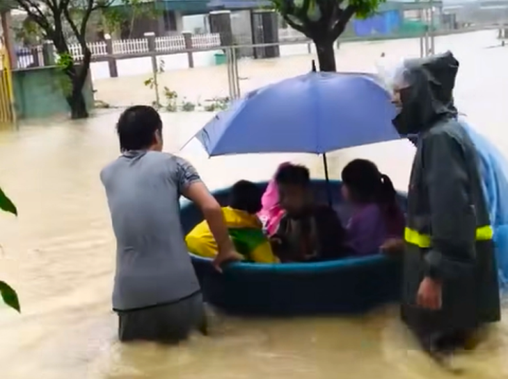Hà Tĩnh sơ tán hàng trăm người dân ở khu vực có nguy cơ ngập lụt - Ảnh 2.