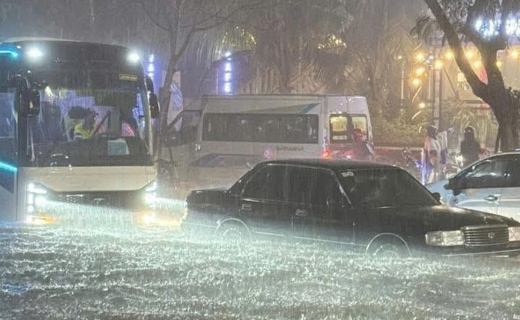 Mưa lớn kéo dài 4 giờ làm nhiều tuyến đường ở Phú Quốc ngập cục bộ, xe chết máy la liệt - Ảnh 1.