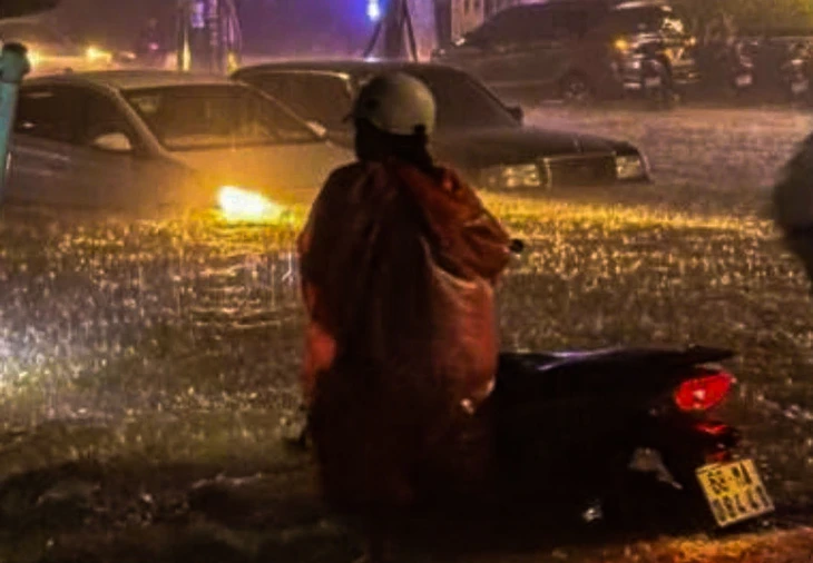 Mưa lớn kéo dài 4 giờ làm nhiều tuyến đường ở Phú Quốc ngập cục bộ, xe chết máy la liệt - Ảnh 2.