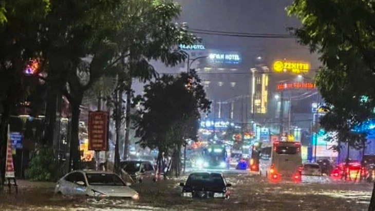 Mưa lớn kéo dài 4 giờ làm nhiều tuyến đường ở Phú Quốc ngập cục bộ, xe chết máy la liệt - Ảnh 3.