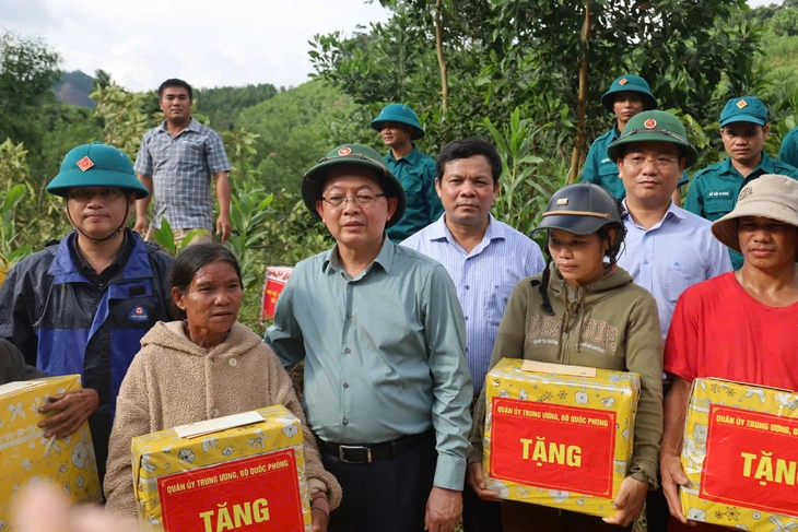 Phó thủ tướng Hồ Quốc Dũng: Quảng Ngãi lo cho dân vùng lũ, khẩn trương thông tuyến - Ảnh 3.