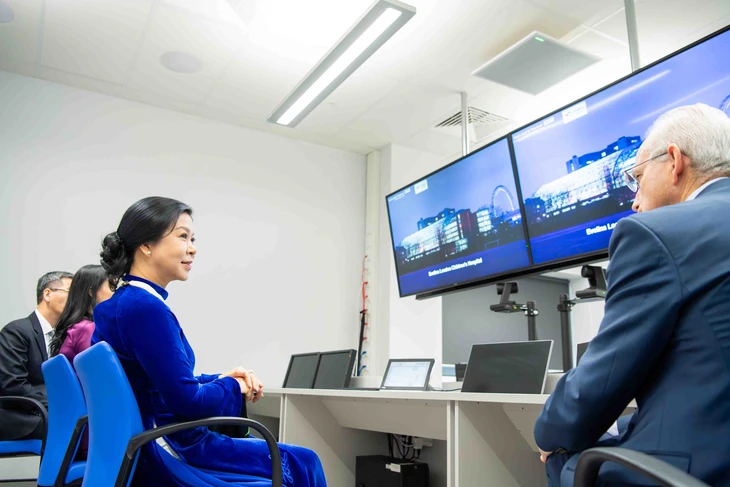 Phu nhân Tổng Bí thư Tô Lâm thăm Bệnh viện Nhi Evelina London - Ảnh 1. Phu nhân - Ảnh 1.