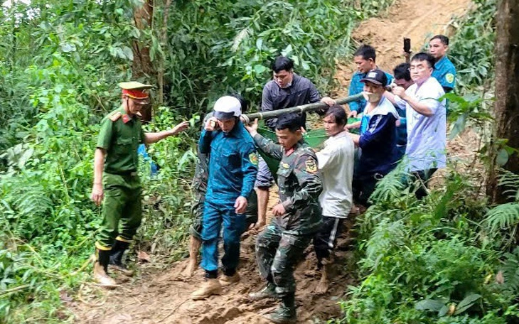 Báo động đỏ toàn viện, mổ cấp cứu sản phụ bị sản giật phải băng rừng, vượt sạt lở - Ảnh 2.