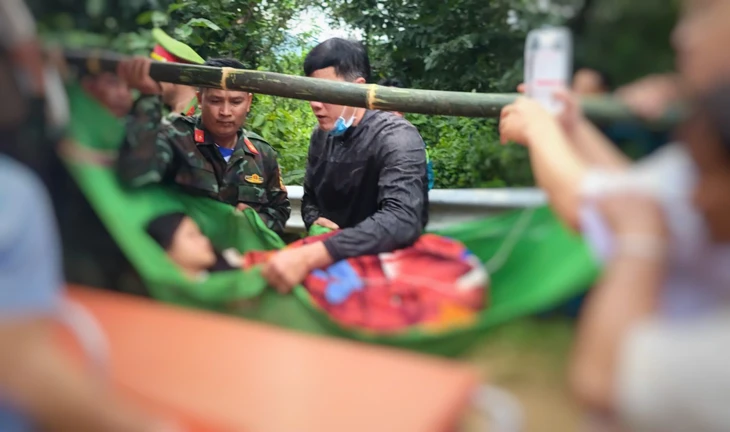 Nghẹt thở cuộc băng rừng, vượt sạt lở đưa sản phụ bị tiền sản giật đi mổ cấp cứu - Ảnh 3.