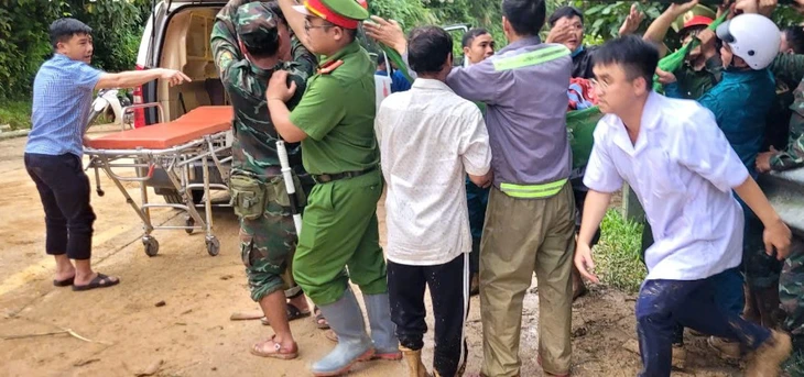 Nghẹt thở cuộc băng rừng, vượt sạt lở đưa sản phụ bị tiền sản giật đi mổ cấp cứu - Ảnh 4.