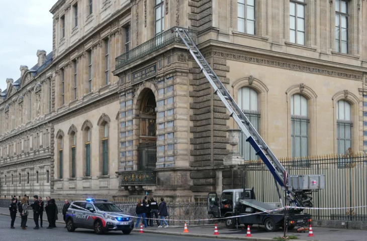 Dấu vết DNA hé lộ mắt xích mới trong vụ trộm táo tợn ở Bảo tàng Louvre, bắt thêm 5 người - Ảnh 1.