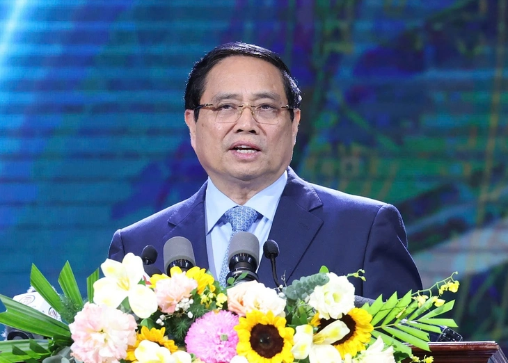 Thủ tướng Phạm Minh Chính trao giải A cho các tác giả đạt giải báo chí phòng, chống tham nhũng - Ảnh 1.