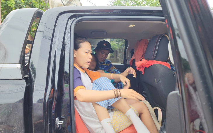 Để những phần quà cứu trợ lũ đến đúng nơi, đúng người - Ảnh 1.