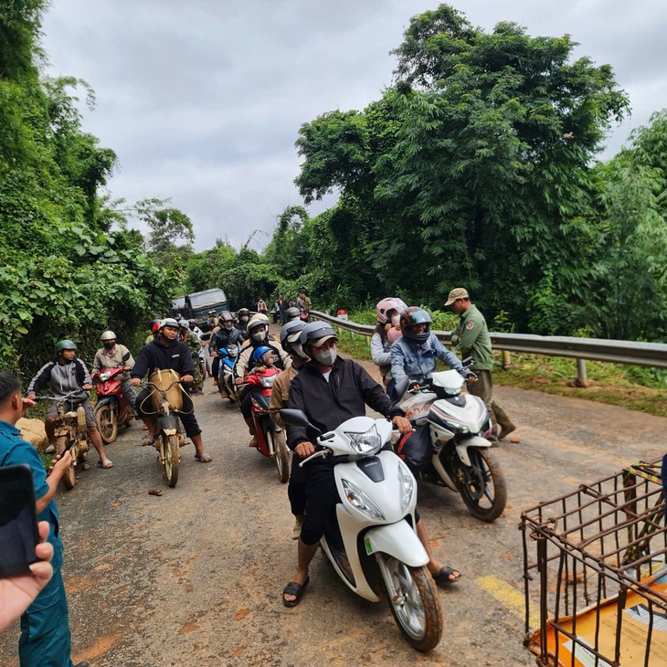 Lại sạt lở quốc lộ 28, đường vào Đà Lạt hết ách chỗ này lại tắc chỗ kia - Ảnh 4.