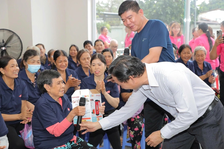 Tặng 100 xe đạp cho người thu gom ve chai phường An Lạc, lực lượng chính trong phân loại rác - Ảnh 4.