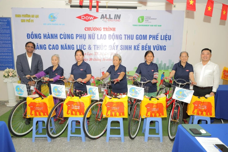 Tặng 100 xe đạp cho người thu gom ve chai phường An Lạc, lực lượng chính trong phân loại rác - Ảnh 1.
