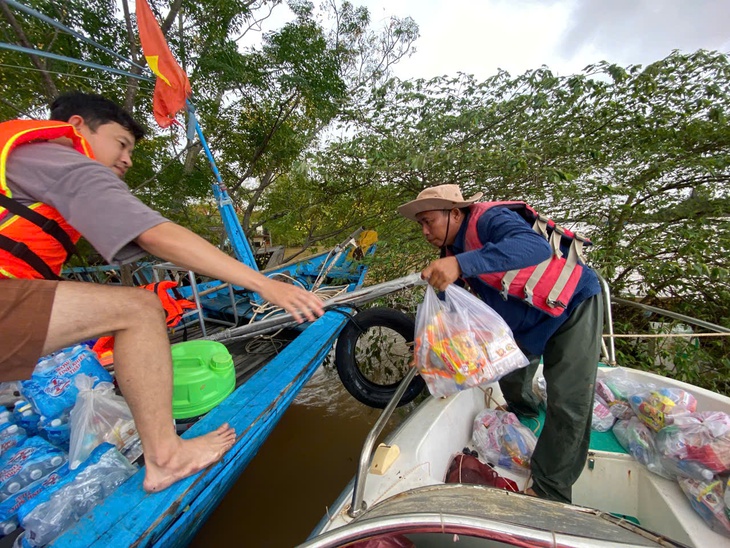 Cảnh tượng 'ken kín' người khác thường ở phố cổ Hội An trong lũ lịch sử - Ảnh 5.