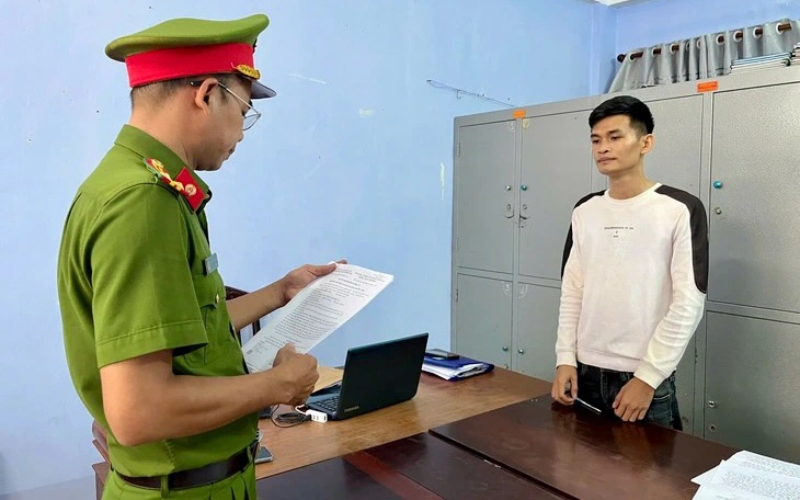 Công an phát thông báo truy tìm nghi can hành hung tài xế xe buýt - Ảnh 3.