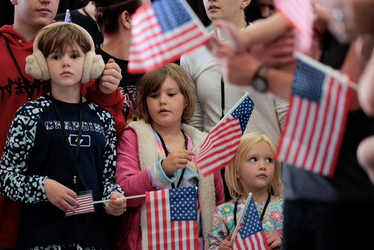 Ông Trump giảm hạn ngạch tị nạn xuống mức thấp kỷ lục, ưu tiên người da trắng- Ảnh 1. tị nạn - Ảnh 1.