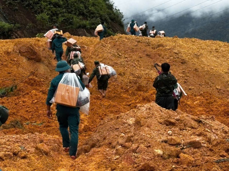 Bộ đội vượt núi cõng hàng vào cho dân vùng cô lập sau lũ - Ảnh 1.