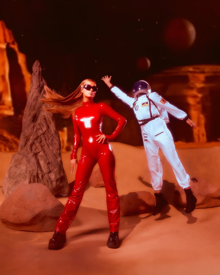 Paris Hilton khuấy động mùa Halloween - Ảnh 3. Paris Hilton khuấy động mùa Halloween - Ảnh 3.