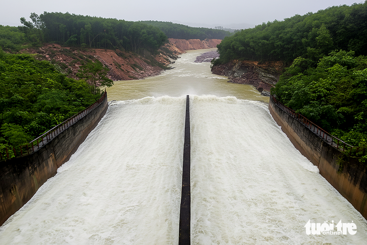 Hồ Kẻ Gỗ tăng lưu lượng xả tràn ứng phó mưa lớn - Ảnh 1.