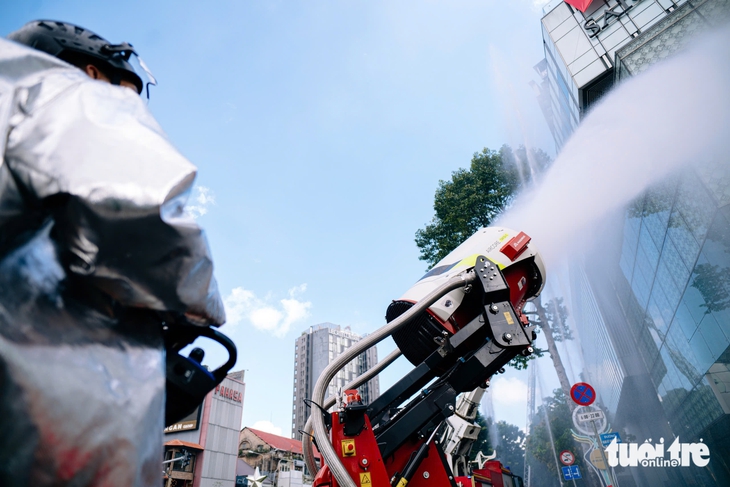 Diễn tập chữa cháy và cứu nạn, cứu hộ tại tòa nhà Saigon Centre - Ảnh 5.