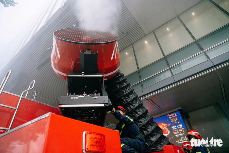 Diễn tập chữa cháy và cứu nạn, cứu hộ tại tòa nhà Saigon Centre - Ảnh 8.