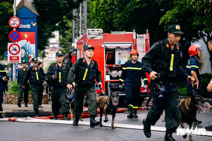 Diễn tập chữa cháy và cứu nạn, cứu hộ tại tòa nhà Saigon Centre - Ảnh 10.