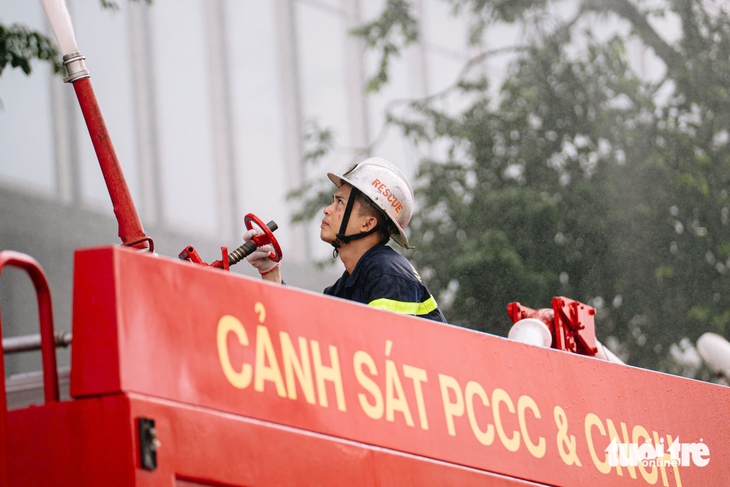 Diễn tập chữa cháy và cứu nạn, cứu hộ tại tòa nhà Saigon Centre - Ảnh 12.