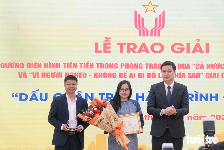 Trao giải cuộc thi viết ‘Dấu chân trên hành trình đổi mới’ - Ảnh 1. Trao giải cuộc thi viết Dấu chân trên hành trình đổi mới - Ảnh 1.