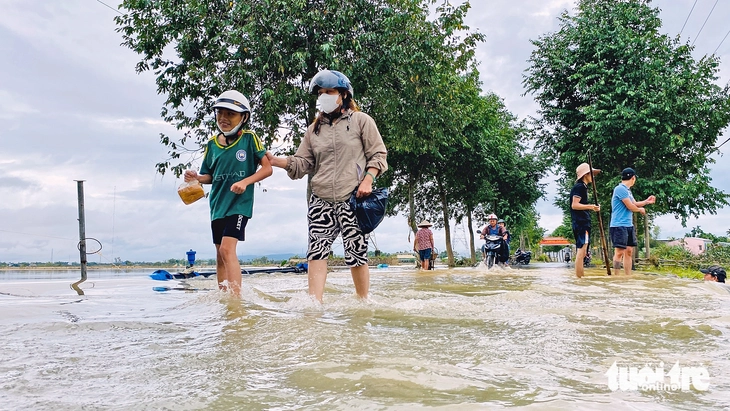 Trở về nhà sau lụt, người dân Hòa Xuân bàng hoàng khi thấy mốc nước ngập sâu hơn 2m trong nhà - Ảnh 1.