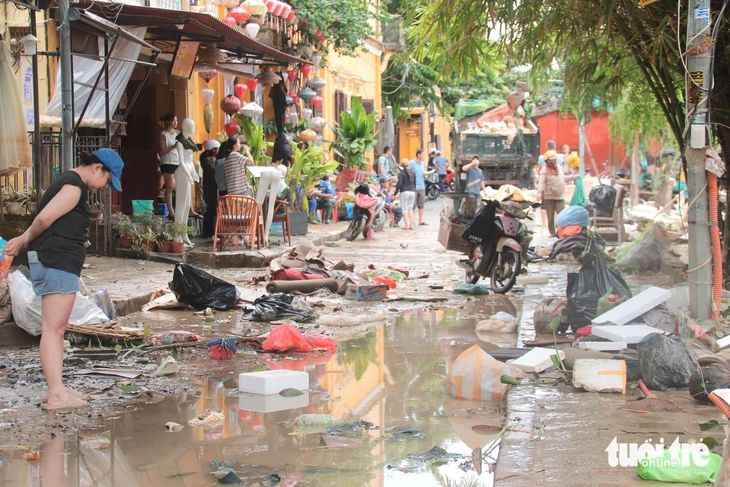 Tiểu thương kinh doanh trong phố cổ Hội An thiệt hại nặng sau lũ lịch sử - Ảnh 1.