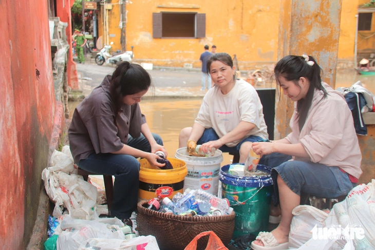 Tiểu thương kinh doanh trong phố cổ Hội An thiệt hại nặng sau lũ lịch sử - Ảnh 2.