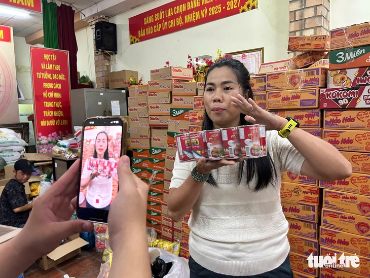 cứu trợ - Ảnh 1.