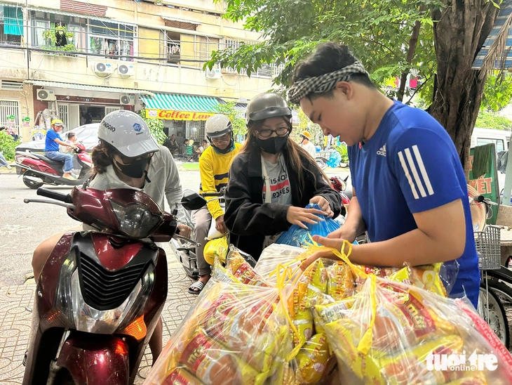cứu trợ - Ảnh 2.