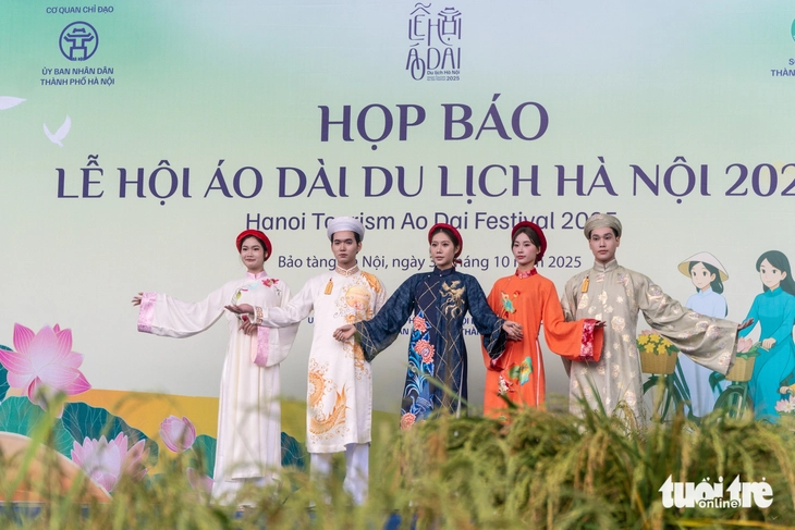 Hàng ngàn tà áo dài cùng khoe sắc trong Lễ hội áo dài du lịch Hà Nội 2025 - Ảnh 3. lễ hội áo dài - Ảnh 3.