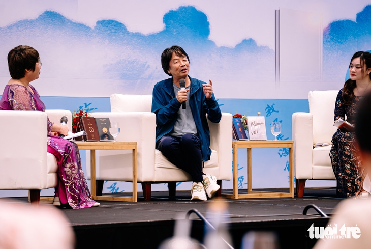 Thăm TP.HCM, 'cây đại thụ văn học Trung Quốc' dặn dò giới trẻ Việt - Ảnh 4. Đọc sách và những đạo lý trong sách giúp tìm lại điều mà cuộc sống bỏ quên - Ảnh 2.