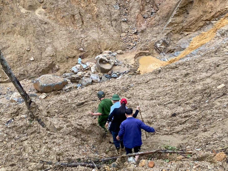 Sạt lở cách 3km, 70 tấn cá tầm của bà con xã Ngọc Linh chết hàng loạt - Ảnh 3.