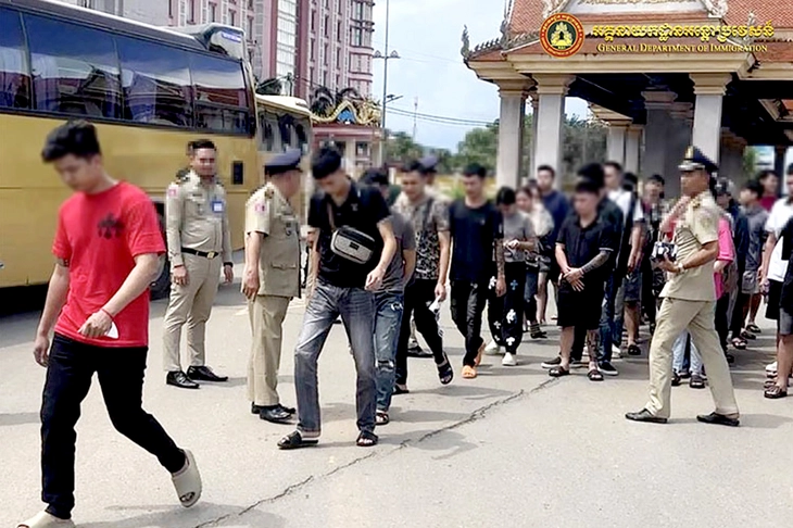 Campuchia trục xuất 63 công dân Việt Nam liên quan lừa đảo trực tuyến - Ảnh 1.