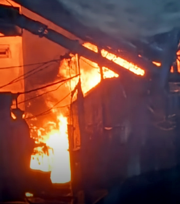 Cháy căn nhà chứa bao bì ở phường Bình Hưng Hòa, khói lửa cuồn cuộn - Ảnh 2.